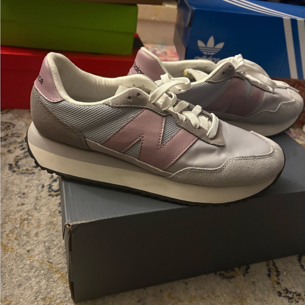 New Balance Women’s 237 Retro Runner in Light Pink and Gray